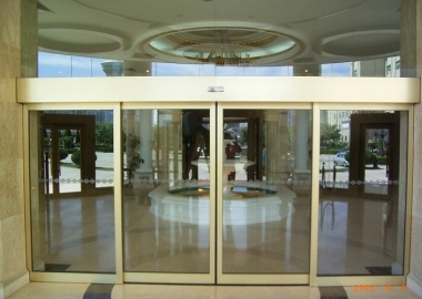 Thi công lắp đặt cửa kính tự động đóng mở cho tòa nhà