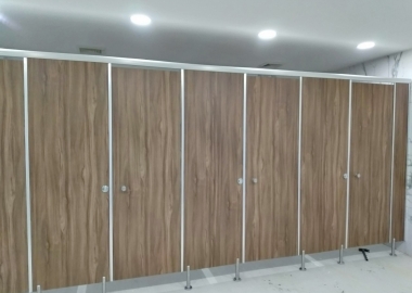 Thi công vách ngăn Compact Vân gỗ tại Bình Dương
