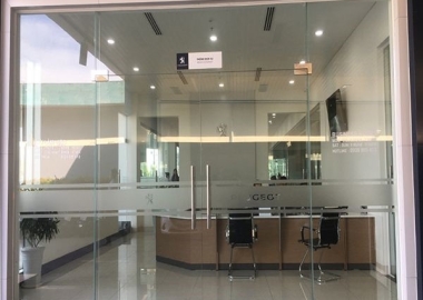 Đơn vị chuyên thi công vách kính cường lực uy tín