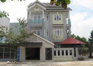 Lắp cửa nhựa lõi thép cho nhà biệt thự
