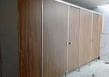 Thợ làm vách ngăn vệ sinh văn phòng ở Bình Dương