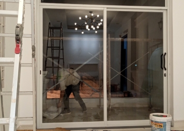 Lắp đặt hệ thống cửa nhôm cho showroom