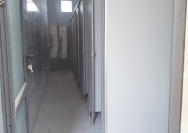 Thi công vách ngăn Compact HLP cho trường học