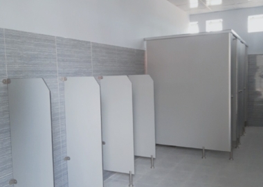 Thi công vách ngăn vệ sinh trường học HPL