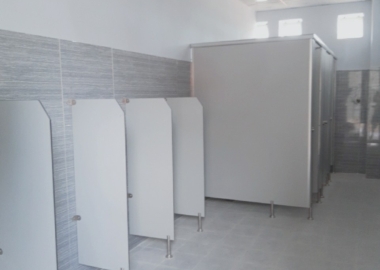 Thi công vách ngăn vệ sinh Compact văn phòng