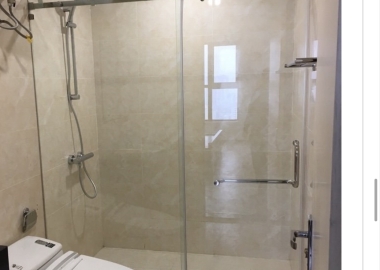Nhận thi công vách tắm kính tại Thuận An