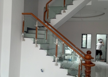 Nhận thi công cầu thang kính ở Bình Dương