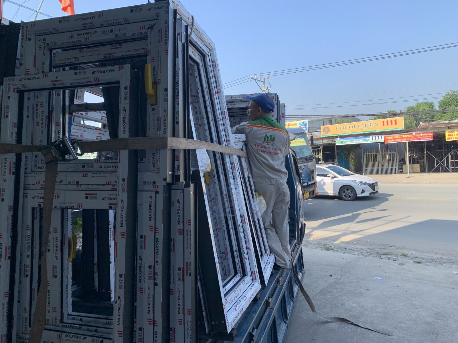 Cửa nhôm Maxpro JP Nhật Bản Phú Giáo| Nhôm là một trong những loại vật liệu không thể thiếu trong quá trình thi công.