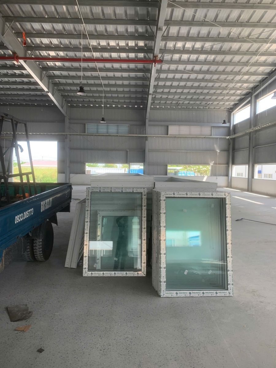 #1 Cửa nhựa lõi thép Bình Dương - Cửa sổ lùa hệ 3 ray lưới muỗi. XÂY DỰNG CỬA TRƯỜNG THỊNH có nhà xưởng sản xuất cửa nhựa lõi thép với máy móc thiết bị hiện đại.