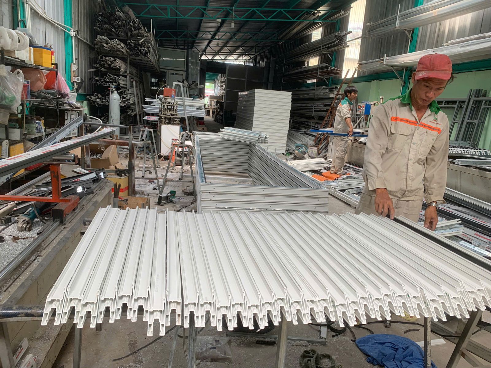 Khả năng chống thấm nước được tối ưu bởi hệ thống nhựa PVC bao bên ngoài cùng với lớp sơn phủ bề mặt cao cấp.#1 Cửa nhựa lõi thép Bình Dương - Cửa sổ lùa hệ 3 ray lưới muỗi