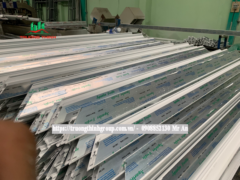 Cửa cũng không có các góc sắc nhọn, giúp hạn chế rủi ro cho gia đình bạn.Cửa nhựa lõi thép Thủ Dầu Một Bình Dương