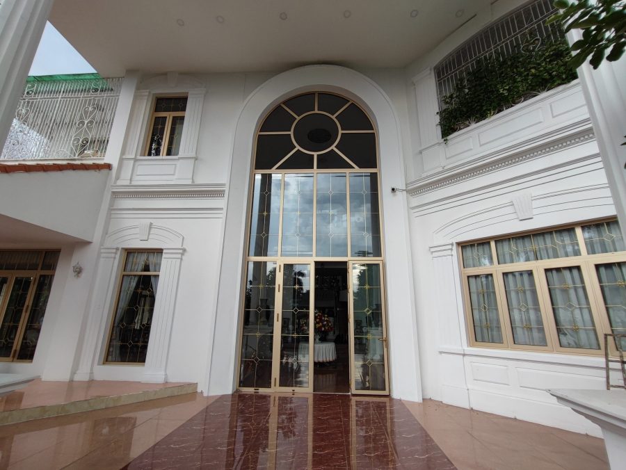 ửa được thiết kế với hệ phụ kiện đồng bộ cao cấp như Kinlong, HMA… giúp thao tác đóng mở dễ dàng và bền bỉ.#1 Báo giá lắp đặt cửa nhôm xingfa Tân Uyên - Bình Dương