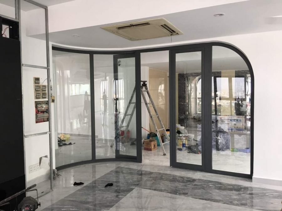  Dùng khoan và vít nở để bắt cố định khung vào tường, kiểm tra độ chắc chắn bằng thước nước. #1 Lắp cửa nhôm kính tại Tân Uyên - bảng giá mới nhất 2025