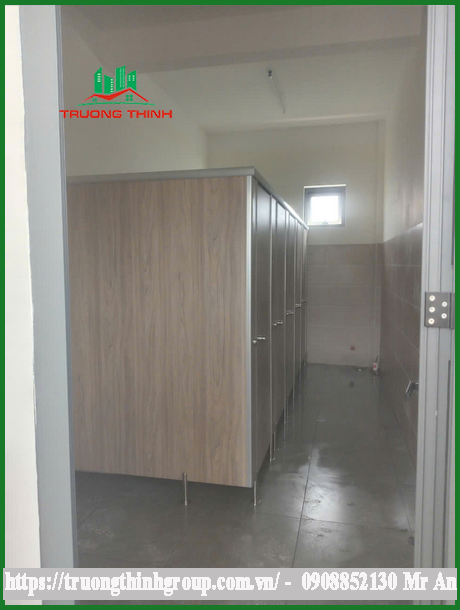Chúng tôi chuyên cung cấp vật tư và thi công vách ngăn vệ sinh compact cho mọi dự án nhà vệ sinh. #1 Vách ngăn vệ sinh compact màu vân gỗ Bình Dương 1️⃣ 【mã màu 3926】