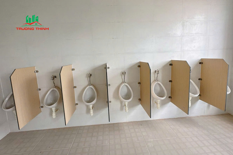 Thiết kế hiện đại với nhiều màu sắc phù hợp với không gian công trình. Báo giá chi tiết vách ngăn vệ sinh Compact HPL tại Bắc Tân Uyên - Năm 2025