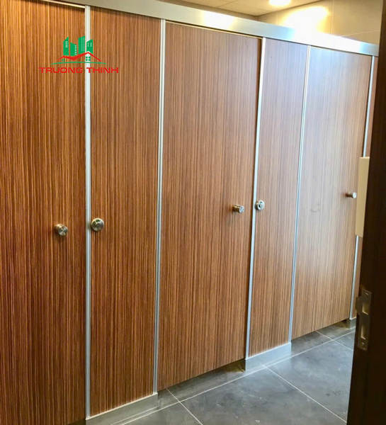 Giá từ 900.000 VNĐ - 1.150.000 VNĐ/m². Báo giá chi tiết vách ngăn vệ sinh Compact HPL tại Bến Cát - Năm 2025