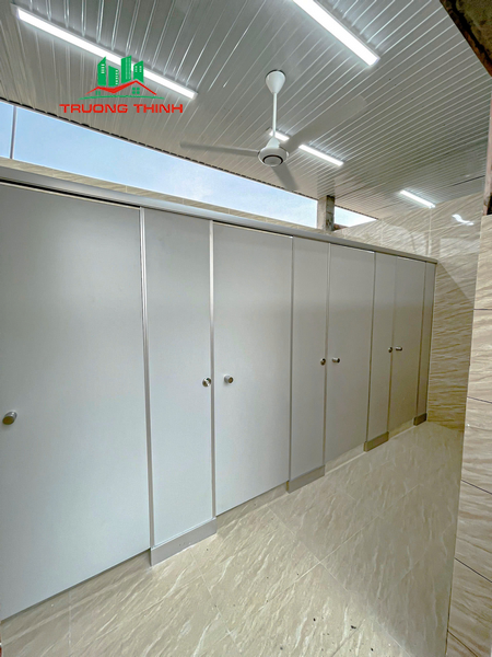 Chính sách bảo hành lên đến 12 tháng. Báo giá chi tiết vách ngăn vệ sinh Compact HPL tại Bàu Bàng - Năm 2025