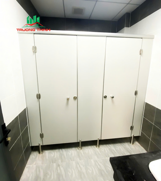 Dịch Vụ Thi Công Vách Ngăn Vệ Sinh Compact CDF HPL Tại Cửa Trường Thịnh